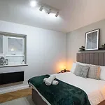 Modern 2br 2bath Parking
