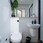 Modern 2br 2bath Parking