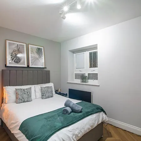 Modern 2br 2bath Parking * ليدز