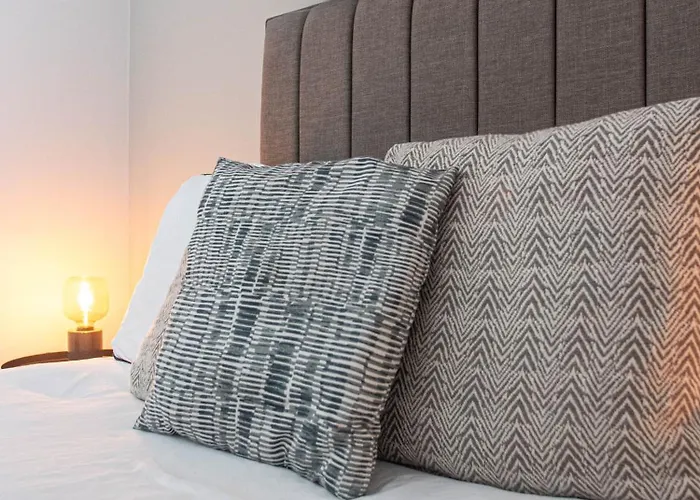 Апартаменти Modern 2br 2bath Parking *